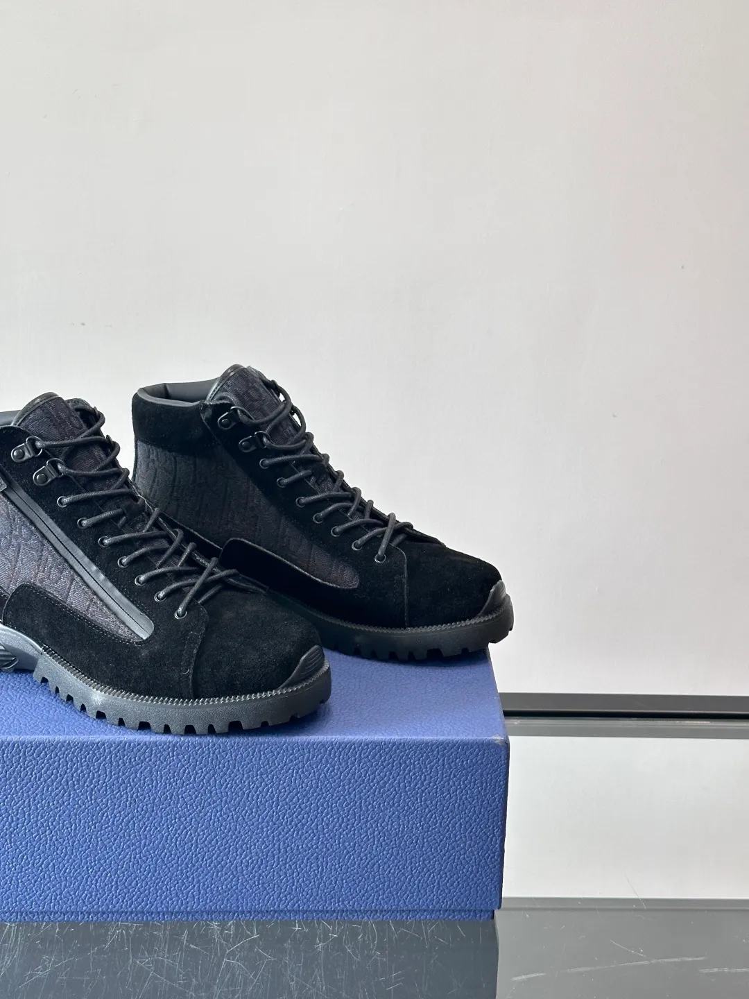 p600 "Dio＊" Combat Oblique high-top sneakers, black glossy leather + Oblique presbyopic canvas splicing, low-key luxury and super recognizable. The EVA sole is lightweight and cushioned, making it comfortable for daily wear or long walks. The high-top design is perfect for support, and the tongue and sole have the "DIOR" logo. You must pay attention to details! Whether it is casual or urban style, it can be easily controlled. It is a high-end luxury item that combines fashion and function. It is a popular choice for men's shoes size: 39-44 (38.45 customized)